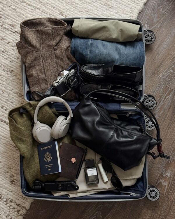 Dedicated sections keep your laptop, chargers, passport, and accessories easy to find anytime.